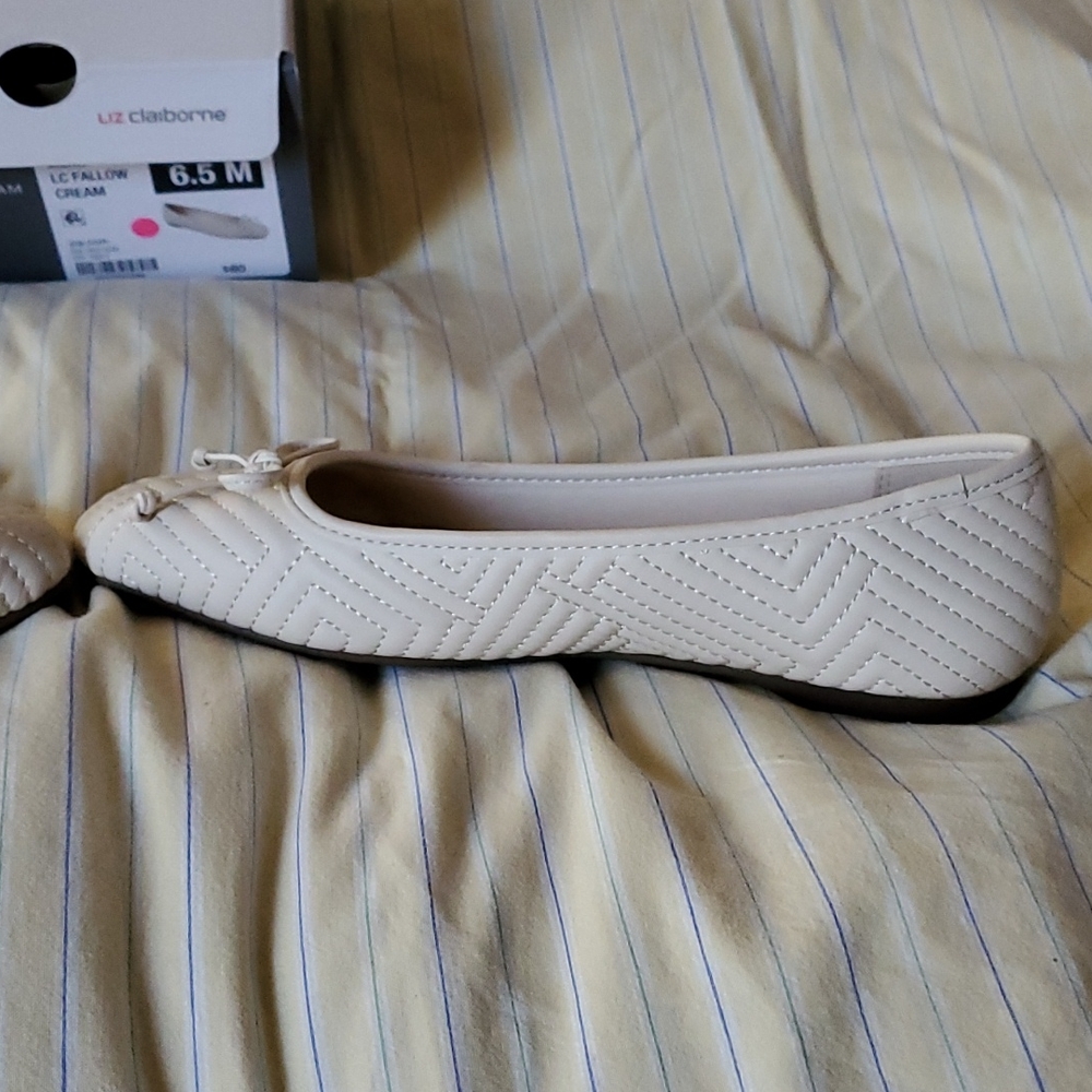 Liz Claiborne Cream Flats Woman's Size 6.5 - Picture 11 of 16